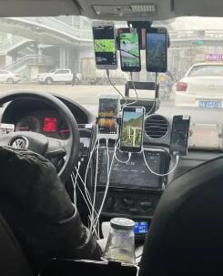 司机载客用9部手机刷视频被罚