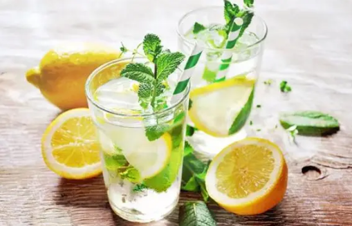柠檬切片泡水喝有什么作用