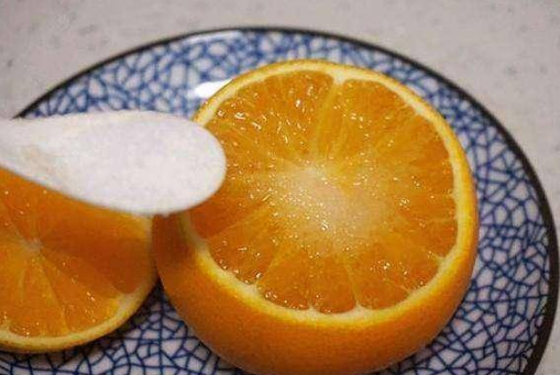 吃橙子沾盐