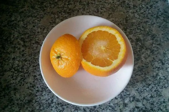 吃橙子沾盐